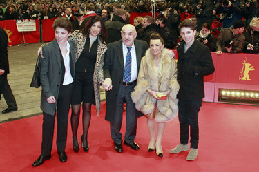 Artur Brauner mit Gattin Maria, Tochter Alice und Enkelkindern Ben und David