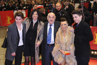 Artur Brauner mit Gattin Maria, Tochter Alice Enkel Ben und David