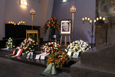 Trauerkränze für Edgar Bessen