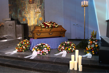 Sarg mit Edgar Bessen