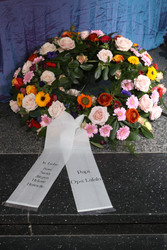 Trauerkränze für Edgar Bessen