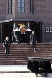 Sarg mit Edgar Bessen