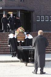 Sarg mit Edgar Bessen