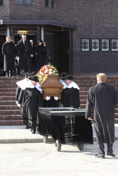 Sarg mit Edgar Bessen