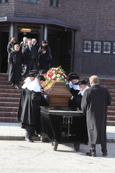 Sarg mit Edgar Bessen