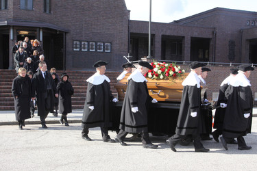 Sarg mit Edgar Bessen