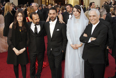 Asghar Farhadi mit seinem Team von 'A Seperation'
