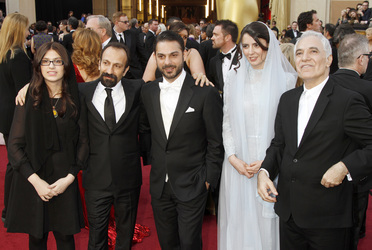Asghar Farhadi mit seinem Team von 'A Seperation'