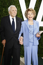 Kirk Douglas mit Gattin Anne Buydens