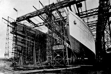 Olympic (rechts) und Titanic (links) im Bau bei Harland & Wolff in Belfast