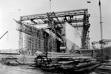 Olympic (rechts) und Titanic (links) im Bau bei Harland & Wolff in Belfast