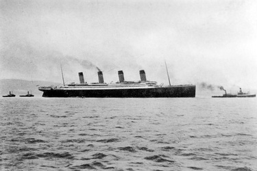 Die RMS Titanic verlässt Belfast