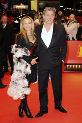 Ray Stevenson mit Begleitung