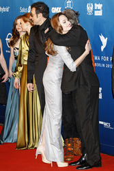 Angelina Jolie mit ihrem Cast von 'In the Land of Blood and Honey'