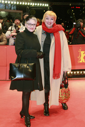 Claudia Roth mit Begleitung