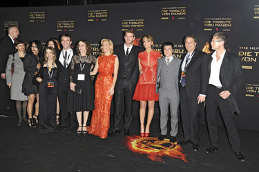 Elizabeth Banks, Liam Hemsworth, Jennifer Lawrence, Josh Hutcherson mit 'Hunger Games' Crew