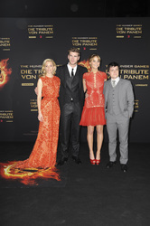 Elizabeth Banks, Liam Hemsworth, Jennifer Lawrence, Josh Hutcherson