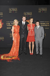 Elizabeth Banks, Liam Hemsworth, Jennifer Lawrence, Josh Hutcherson