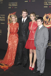 Elizabeth Banks, Liam Hemsworth, Jennifer Lawrence, Josh Hutcherson