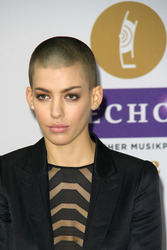 Alina Süggeler (Frida Gold)