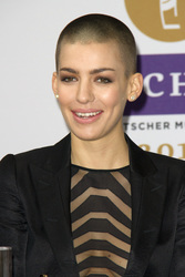 Alina Süggeler (Frida Gold)