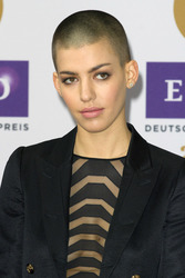 Alina Süggeler (Frida Gold)