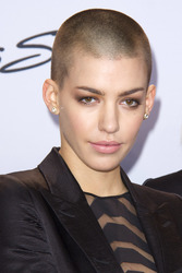 Alina Süggeler (Frida Gold)