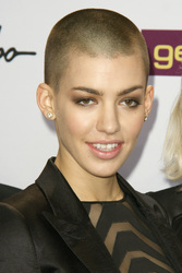 Alina Süggeler (Frida Gold)