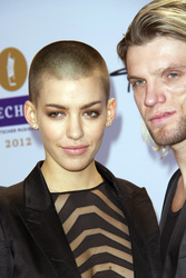 Alina Süggeler, Andreas 'Andi' Weizel (Frida Gold)