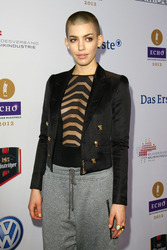 Alina Süggeler (Frida Gold)