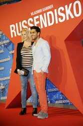 Elyas M'Barek und Begleitung