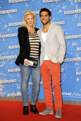 Elyas M'Barek und Begleitung