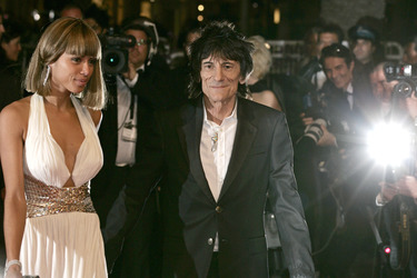 Ron Wood (The Birds, The Creation, The Jeff Beck Group, Faces, The Rolling Stones, The New Barbarians) mit Freundin Ana Araujo