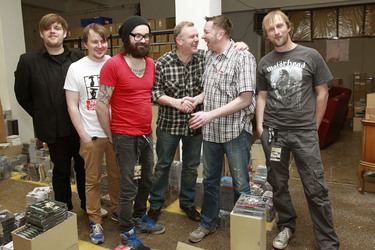 Nicholas Müller, Andreas 'Becks' Becker, Sascha Eigner, Marco 'Hont' Hontheim (Jupiter Jones) mit 25music-Inhabern Wolfgang Grieger und Ralph Bochmann