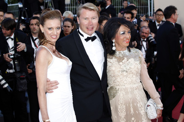 Mika Häkkinen mit Freundin Marketa Kromotova und Regine Sixt