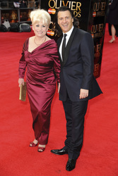 Barbara Windsor mit Begleitung