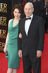 Patrick Stewart mit Begleitung
