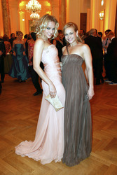 Mirjam Weichselbraun mit Zwillingsschwester Melanie Binder