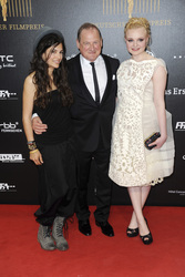 Burghart Klaußner mit Begleitung, Maria-Victoria Dragus