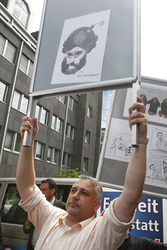 Wahlhelfer mit Mohamed Karikatur