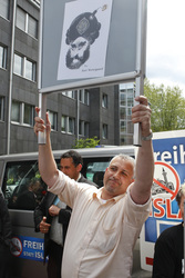 Wahlhelfer mit Mohamed Karikatur