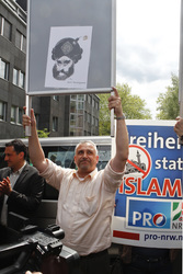 Wahlhelfer mit Mohamed Karikatur