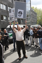 Wahlhelfer mit Mohamed Karikatur