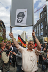 Wahlhelfer mit Mohamed Karikatur