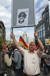 Wahlhelfer mit Mohamed Karikatur