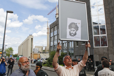 Wahlhelfer mit Mohamed Karikatur