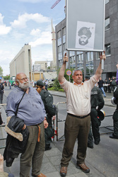 Wahlhelfer mit Mohamed Karikatur
