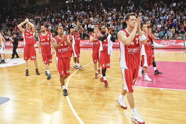Philliop Neumann, Predrag Suput, Brian Roberts, Anton Gavel, Julius Jenkins, Casey Jacobsen und Brose Baskets Spieler
