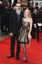 Larry Charles mit Begleitung