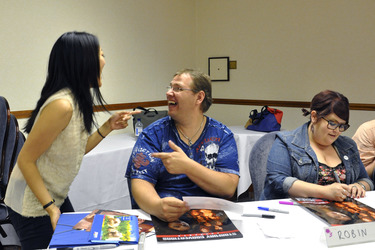 Amy Okuda, Robin Thorsen mit Con Helfer Tom